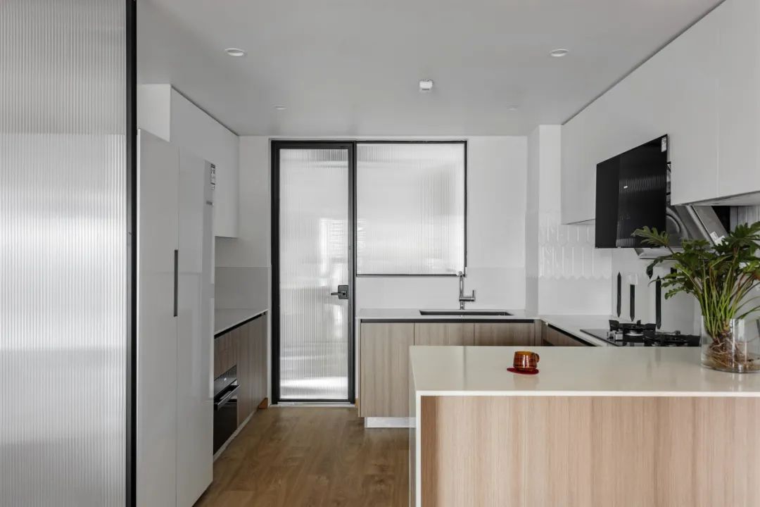 现代原木风格室内设计家装案例-厨房岛台 现代原木风格室内设计家装案例-厨房岛台