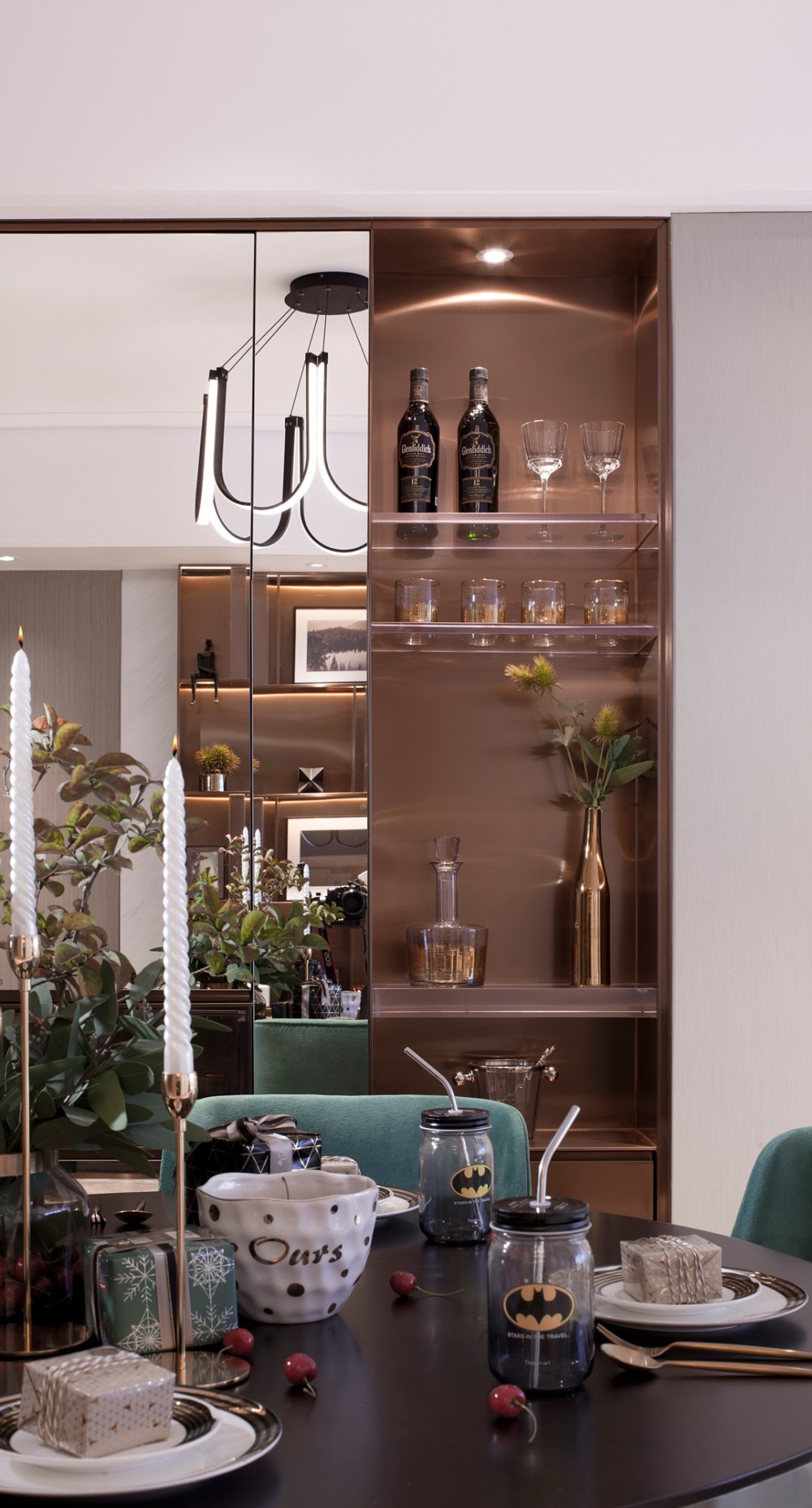 现代前卫风格室内设计家装案例-餐桌餐边柜 现代前卫风格室内设计家装案例-餐桌餐边柜